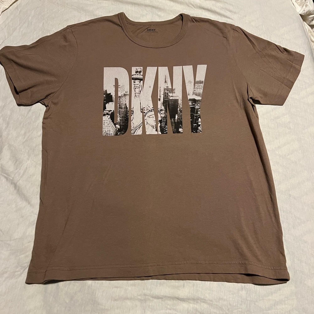 NWOT large mens DKNYC t-shirt with NYC skyline picture